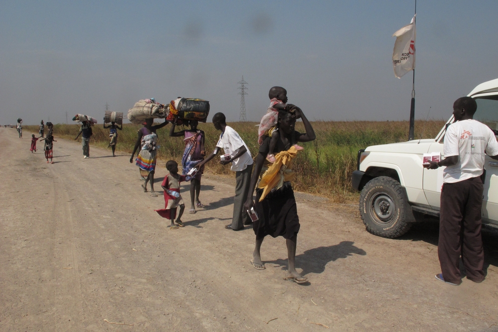 MSF’s emergency teams distributes high energy food to displaced people on the road from Bentiu to Leer.