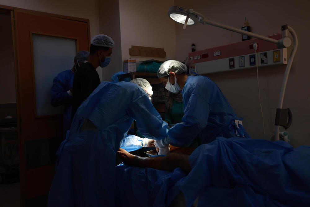 A war-wounded patient undergoing surgery at the MSF-supported Al Aqsa Hospital