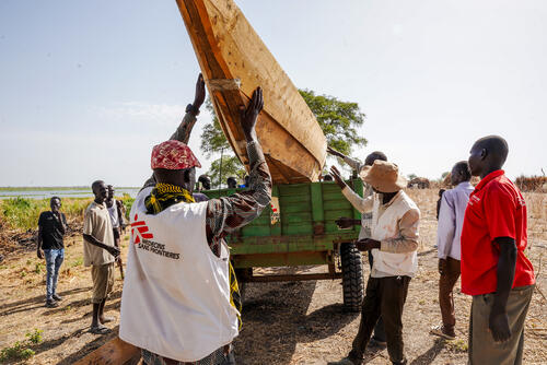 An MSF team preparing to deliver a canoe to Aree Village in South Sudan's Upper Nile State