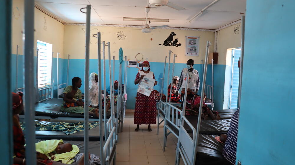 An MSF health promoter speaking to patients in the paediatric ward of Gorom Gorom District Hospital
