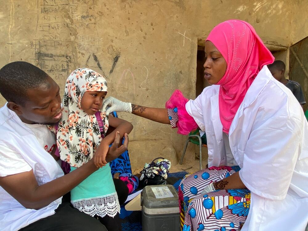 MSF medic Haoua Diabrili vaccinating a child against measles in Niamey, Niger
