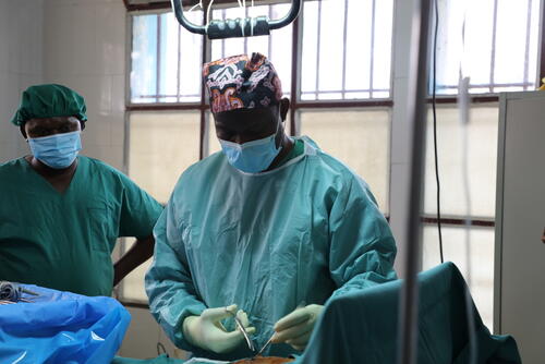 In the operating theatre of Popokabaka General Referral Hospital, MSF surgeon Johnny Kasangati and his team perform surgery on a patient with a perforated bowel due to typhoid fever.

From mid-July to mid-September, MSF emergency teams responded a typhoid outbreak in Popokabaka health zone, supporting treatment at the general hospital and in seven health centres, providing them with clean water, setting up sensitization activities and reinforcing epidemiological surveillance.

In total, 2,180 patients were treated for typhoid fever and 20 surgical operations linked to complications of the disease were performed with MSF’s support. In addition to treating typhoid fever, the MSF team also operated on 11 people for surgical emergencies and treated more than 3,500 patients suffering from simple and severe malaria.