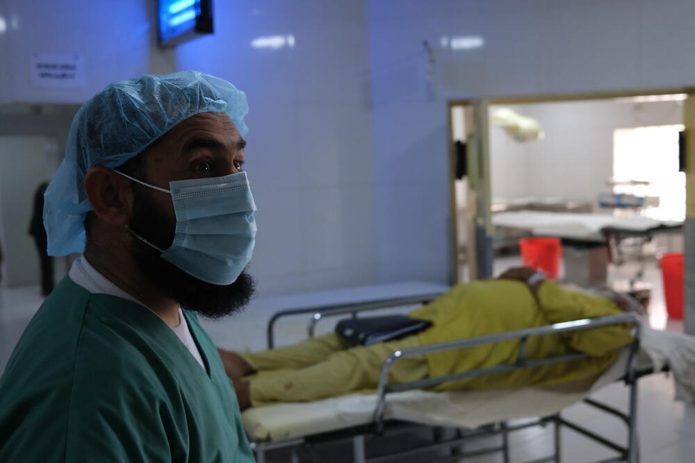 An MSF surgeon prepares for surgery to remove a kidney stone from a 63-year-old man in the operating theatre of Boost hospital, May 2021. 