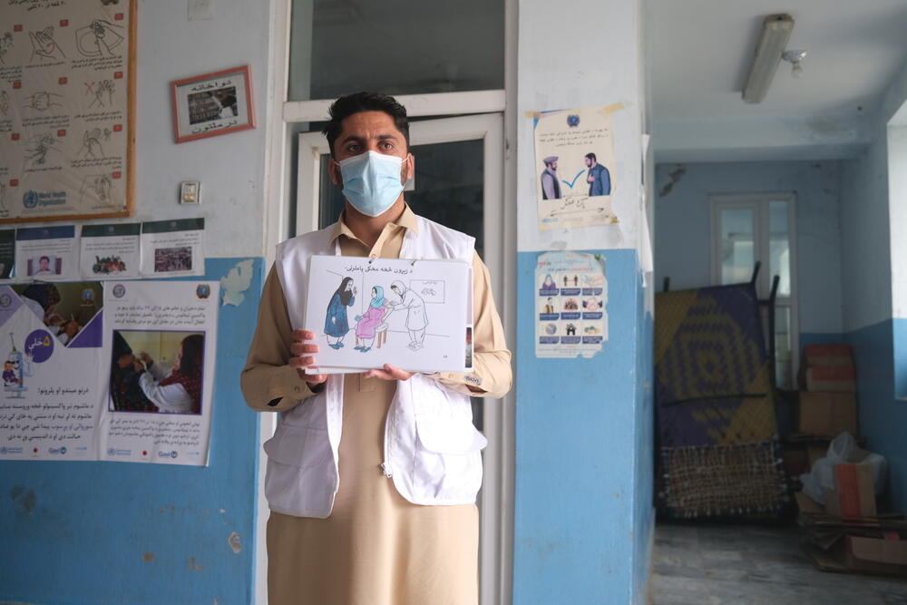 An MSF health promoter explains the danger signs to look out for during pregnancy to a group of caretakers at the MSF-supported Tani comprehensive health centre, Khost province. April 2021. 
