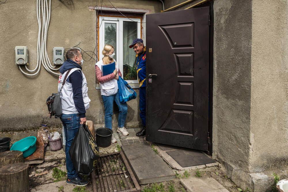MSF social worker Oksana and MSF nurse Oleksandr deliver food parcels to Vitalii, a TB patient living in Zhytomyr