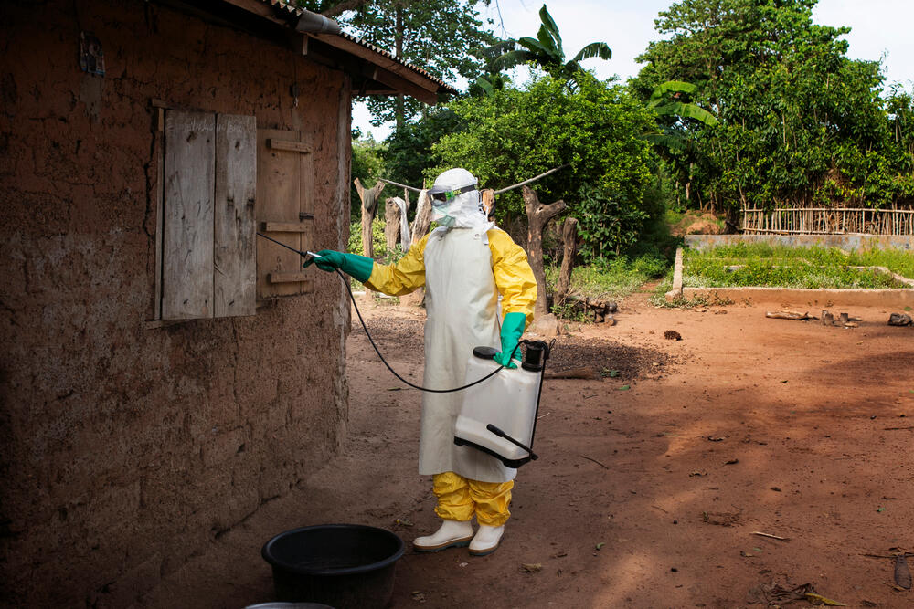 After an inhibitant of the village Ndiovu has been diagnosed with Lassa fever, a WatSan team visits the village to disinfect the house of the patient.