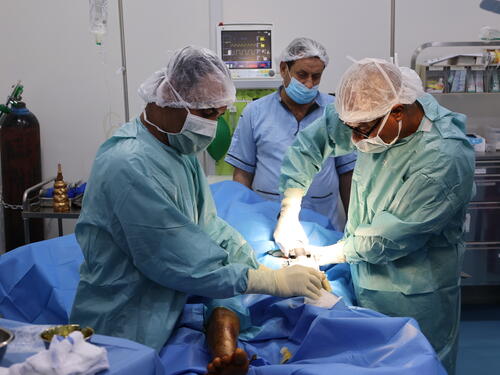 An MSF surgical team treating a war-wounded patient in Yemen