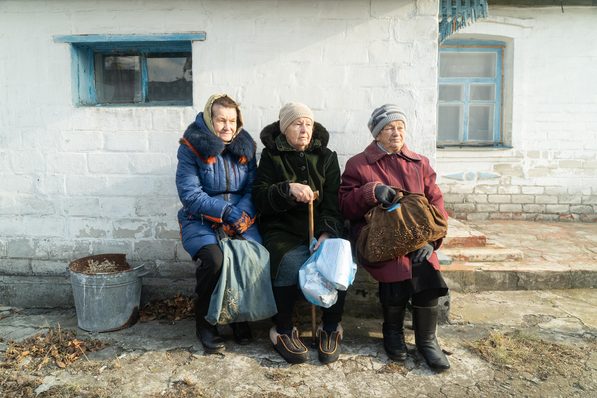 Relawan membantu sesama penduduk desa mengakses layanan kesehatan di Ukraina timur yang terkena dampak konflik