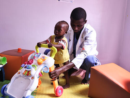 MSF physiotherapist Mubarak supports Usman, a 13-month-old patient being treated for malnutrition MSF physiotherapist Mubarak supports Usman, a 13-month-old patient being treated for malnutrition