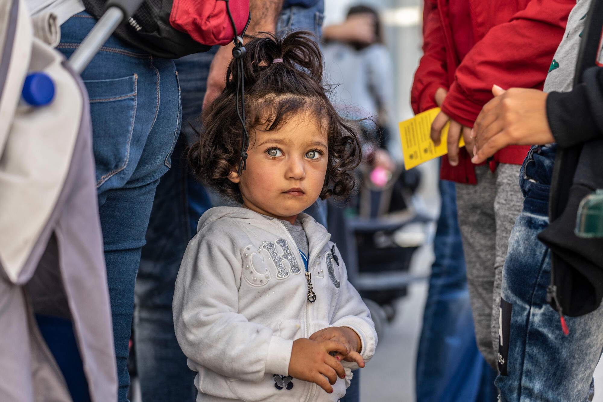 Международный статус беженцев. Учет беженцев в России. Картинки детей беженцев красивые. Конвенция о статусе беженцев фото. Дети приносят игрушки для беженцев.
