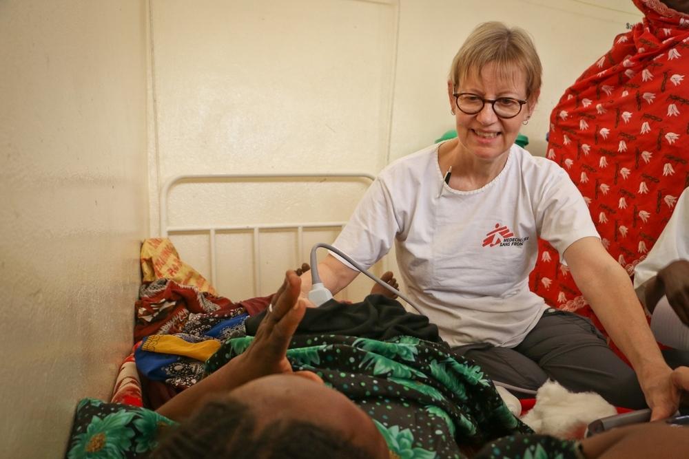 MSF gynaecologist Dr Veronica Siebenkotten-Branca performs an ultrasound examination on a pregnant patient with hepatitis E at Am Timan hospital, Salamat Region, Chad. 