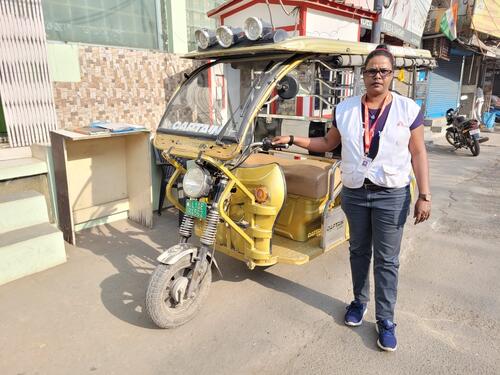 Before working for MSF, Fatima was the first female e-rickshaw driver in the Jahangirpuri area of Delhi