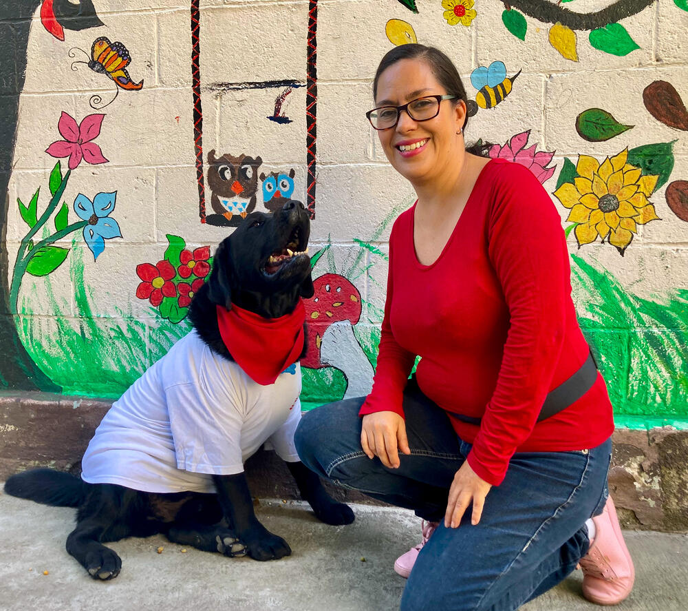 MSF psychologist Alicia de la Rosa – an expert in animal-assistance therapy – with her partner Onnie the Labrador retriever