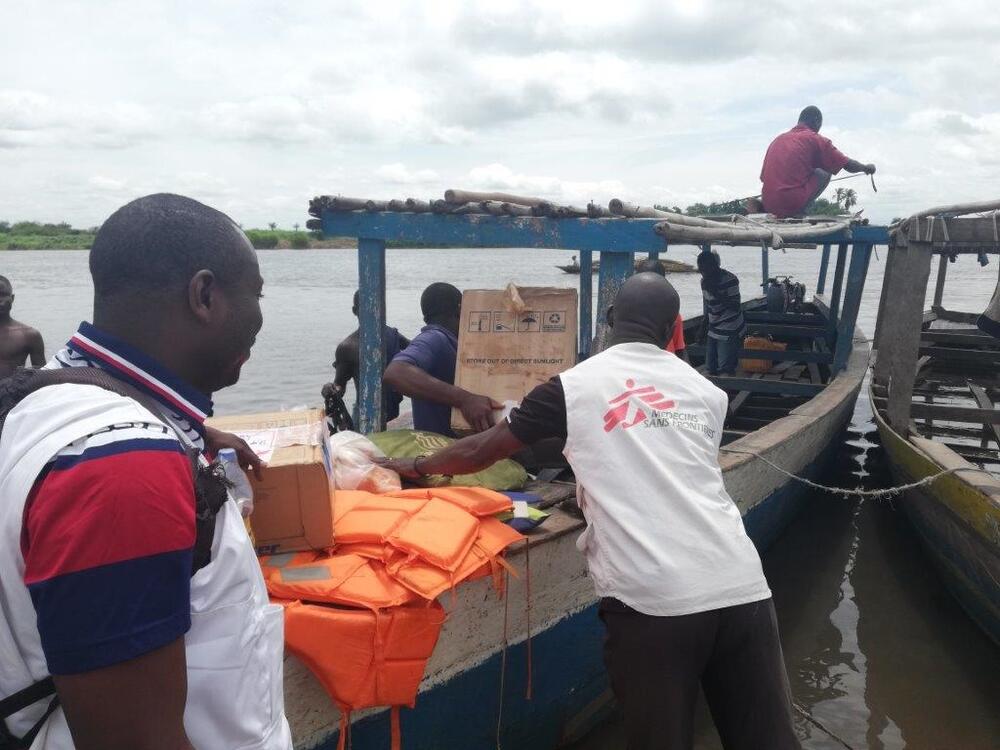 An MSF team crosses a river on a boat to reach Mukanga health zone with drugs and other supplies.