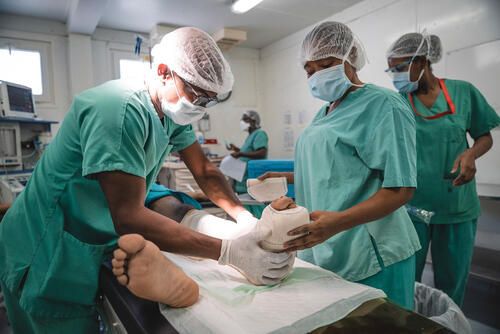 Staff making a splint after taking off an external fixator.