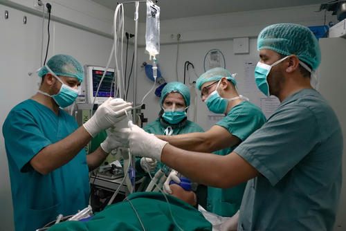 Doctors put a patient under anesthesia before a surgery begins at MSF’s comprehensive post-operative care facility in East Mosul.