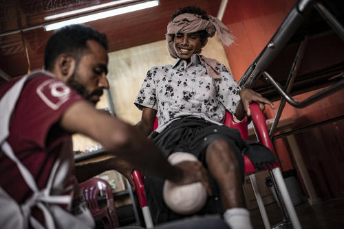 MSF Hospital in Mocha - Rehabilitation session.
Ali, 18, is doing re-education sessions twice a week at the MSF hospital in Mocha. He was injured in the explosion of a mine while he was in the fields of Mawza, east of Mocha.

Hôpital MSF de Mocha - Séance de réeducation. 
Ali, 18 ans, fait des séances de rééducation deux fois par semaine à l’hôpital MSF de Mocha. Il a été blessé dans l'explosion d'une mine alors qu'il était dans les champs de Mawza, à l'est de Mocha.