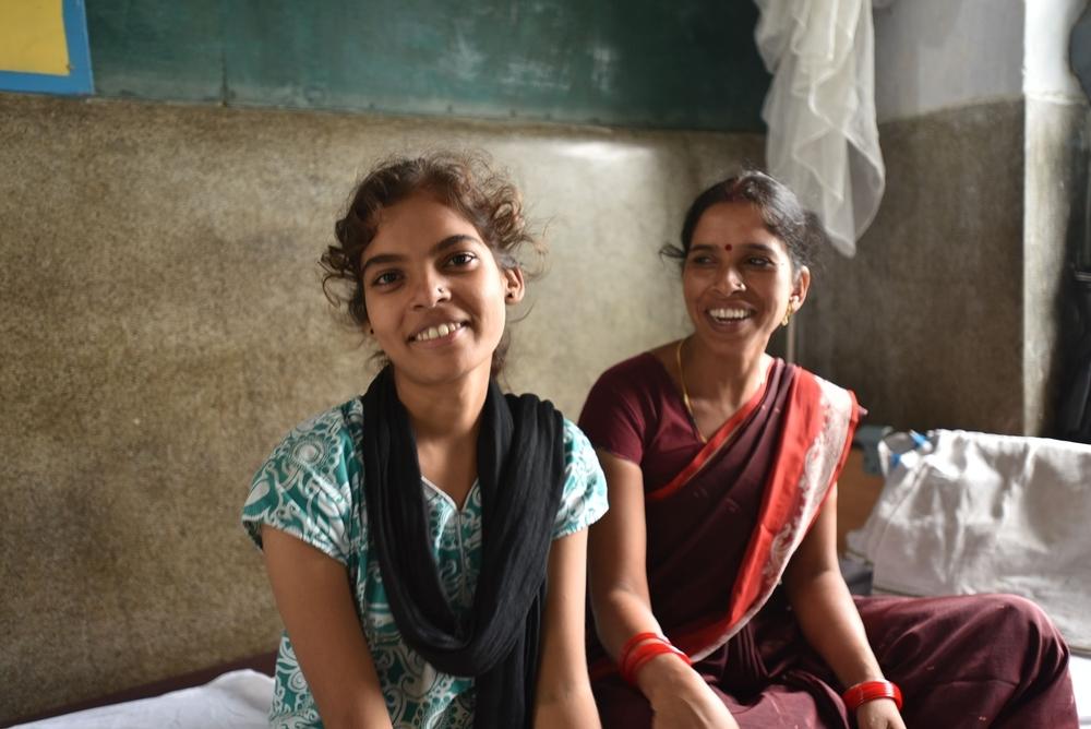 After several weeks of being sick and missing school, 15-year-old Naina waits excitedly with her mother to receive the intravenous infusion at MSF-run Kala Azar ward. 