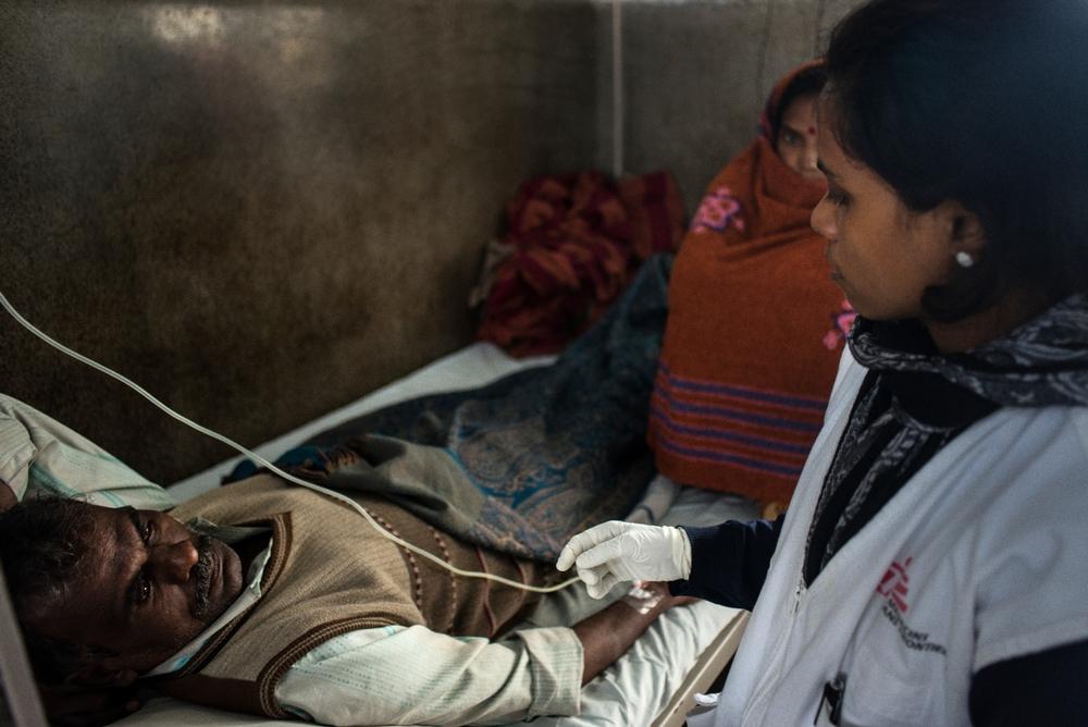 An MSF nurse treats a kala azar patient at Sadar Hospital in Bihar, India.