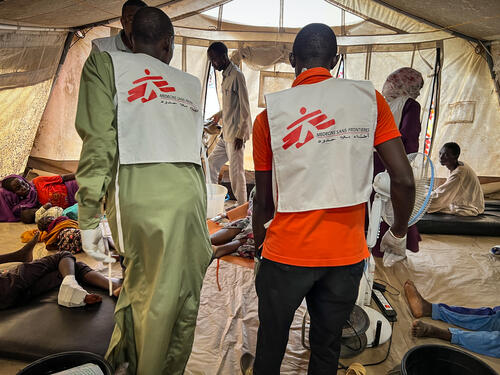 As violence rages in West Darfur, wounded people are coming in waves to Adré hospital in Chad, where they are being treated by MSF and  Ministry of Health teams. At least 242 wounded were received on 15 June alone, and 348 on 16 June.