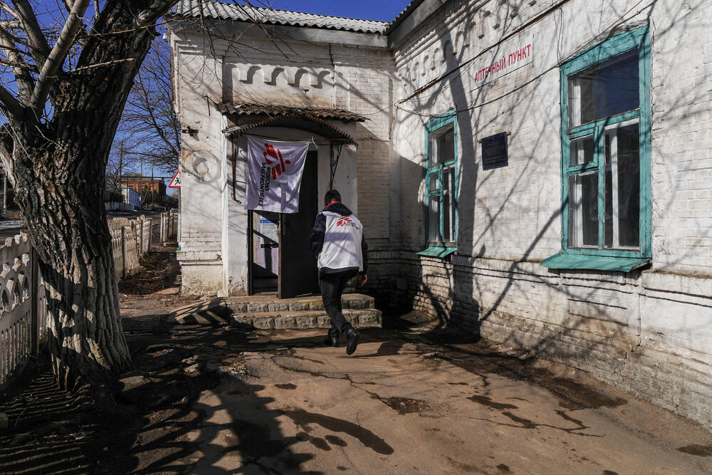 An MSF doctor enters a mobile clinic in Starohnativka, February 2019. 
