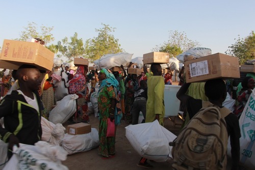 Nigeria: Searching for aid after fleeing the fighting Nigeria: Searching for aid after fleeing the fighting