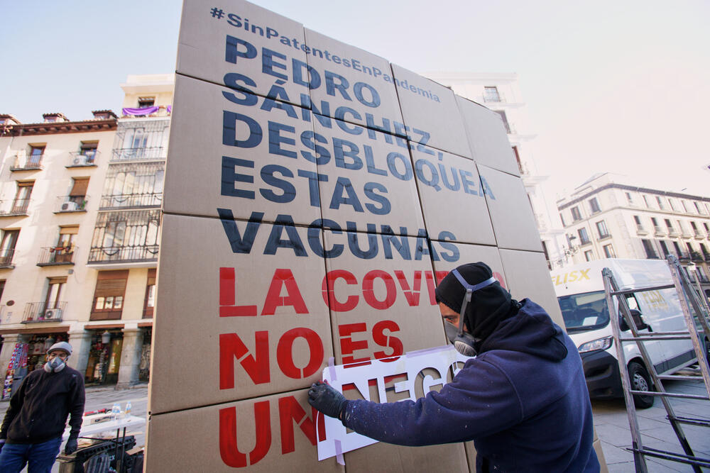A demonstration outside the Ministry of Foreign Affairs in Madrid, asking president Pedro Sánchez not to stop the COVID-19 vacci
