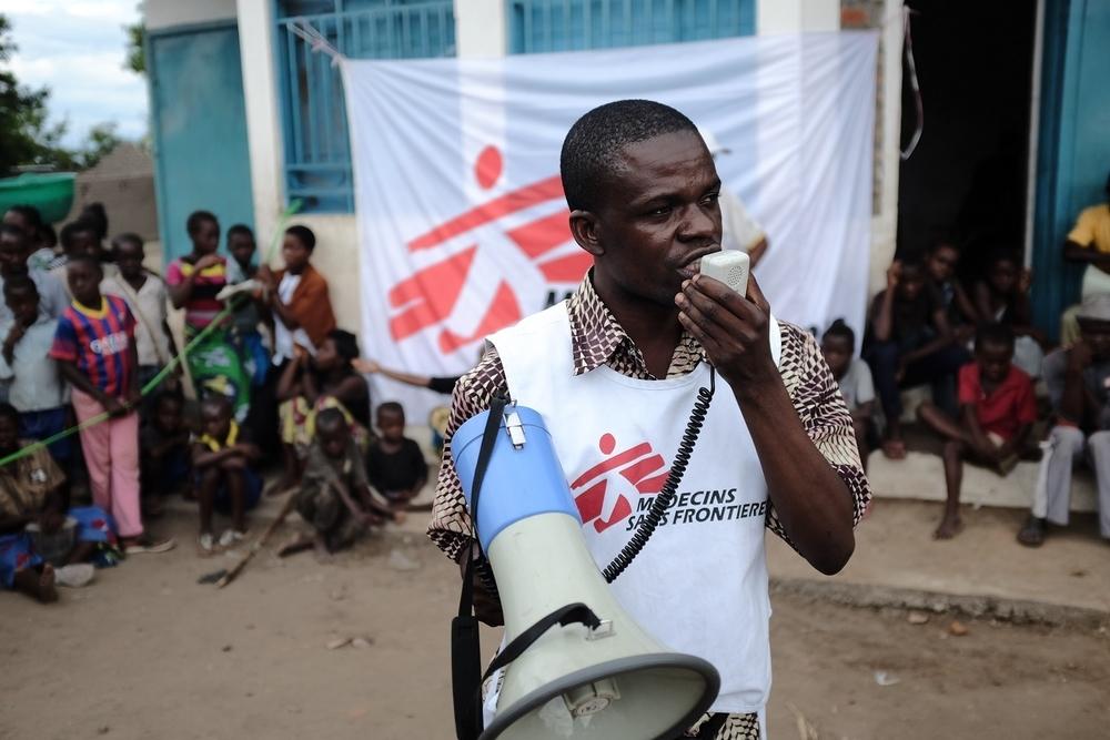 An MSF health promoter working with a community in the Democratic Republic of Congo on the transmission of HIV/AIDS.