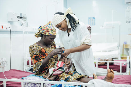 Four-month-old Abdousalam Issa and his mother Saadatou Saminoa (34) with an MSF nurse in Madarounfa, Niger.