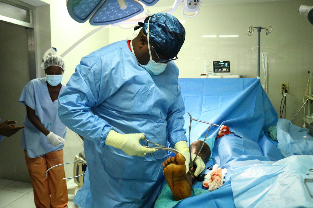 Xavier Kernizan, an MSF orthopaedic surgeon, in the operating room at L'Hopital Saint Antoine in Jérémie, Haiti. 