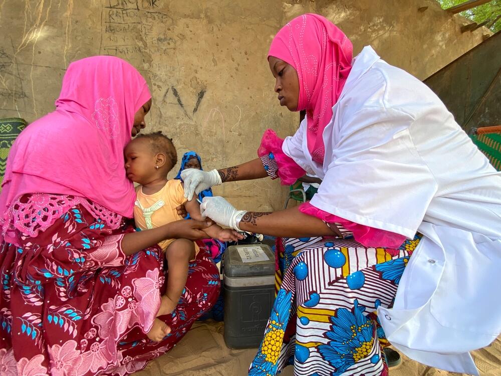 MSF medic Haoua Diabrili vaccinating a child against measles in Niamey, Niger
