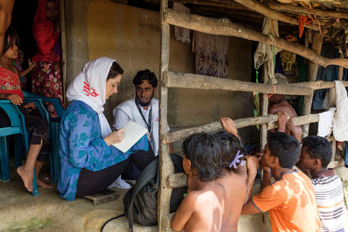 MSF humanitarian affairs staff interview a newly arrived Rohingya family in Kutupalong Makeshift Settlement, where some of the 507,000 newly arrived Rohingyas have settled since August 25.