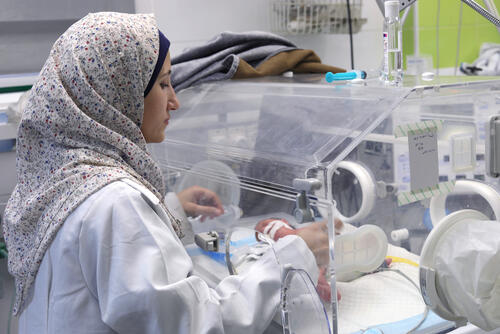 MSF nurse checking on a premature newborn in the neonatal intensive care unit of MSF supported Nasser hospital, Gaza.