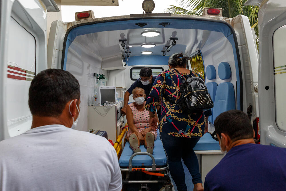 A patient from the MSF COVID-19 ward in Tefé is taken to an airport to be transferred to a hospital in Manaus (photo taken December 2020)