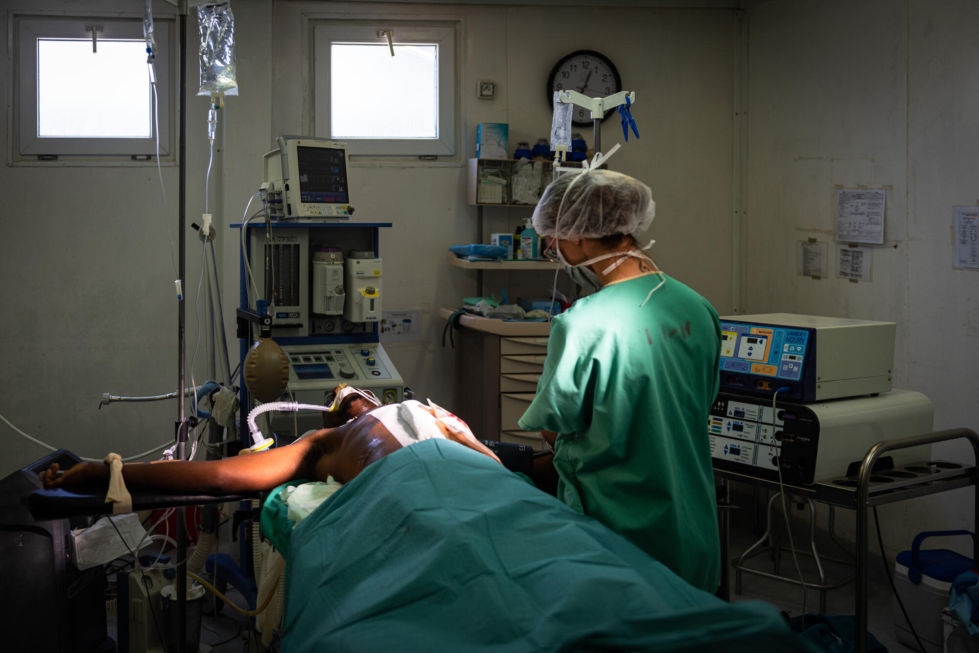 At Tabarre Hospital, an MSF surgical team prepare to operate on a patient with a gunshot wound