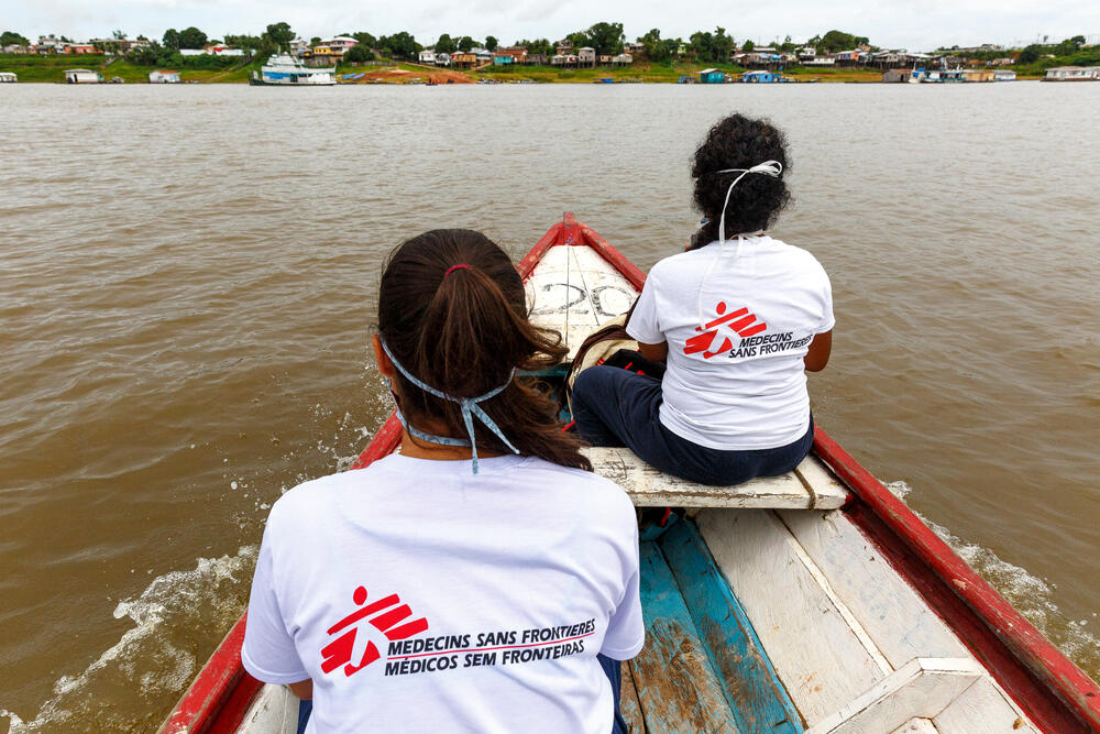 Doctor Ebel Saavedra and health promoter Uliana Esteves cross Lake Tefé by boat to reach the Abial neighbourhood (photo taken December 2020)