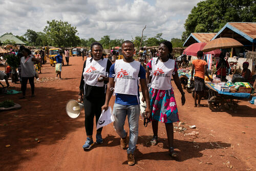 MSF Community Health Educators (from left to right April Odeka, Charles Onanikem and Chidinma Arua) go to the market of Abakaliki to raise awareness about Lassa fever. They explain how to avoid the disease, and what to do if someone gets infected.