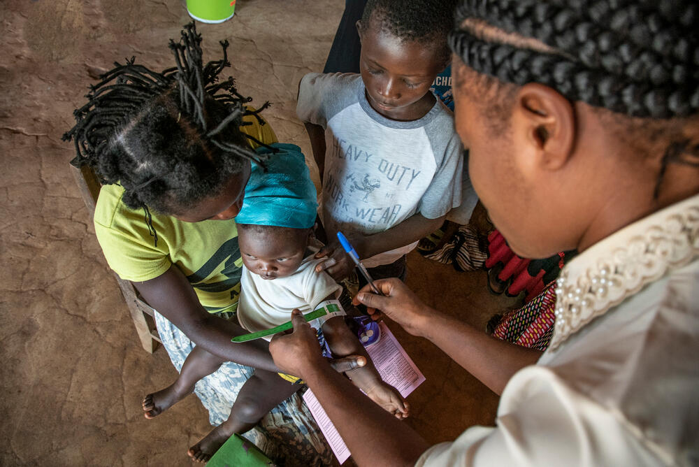 In addition to vaccinating children against measles and supporting patient care, MSF staff are screening for malnutrition as part of our emergency response in Boso Manzi health zone. 