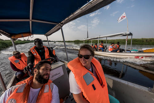 In the boat on the right, a MSF mobile clinic team composed of Dr. Mustafa Alajeeli, Mut - Nurse, Maturich - Pharmacy Manager, Lam - Registrar, Kuang Pilot and Rigoberto Lelyo - Nurse, go down the Phow River (or Bahr El Zaraf, giraffe in Arabic), a tributary of the White Nile, 100 km south of the city of Malakal. The trip will take two hours to the village of Diehl.

In the second boat, to the left, staff in the foreground are the pharmacist Ahmed Ramadan and nurse Julie Malcolm Wyzyloski, heading to New Fangak.

Dans le bateau de droite, une équipe de clinique mobile de MSF, composée du docteur Mustafa Alajeeli, de Mut - infirmier, de Maturich - responsable de pharmacie, de Lam - chargé des enregistrements, de Kuang - pilote et de Rigoberto Lelyo- infirmier, descend la rivière Phow (ou Bahr El Zaraf, girafe en arabe), un affluent du Nil Blanc, à 100 km au sud de la ville de Malakal. Pas de routes pour accéder aux patients. Seulement le bateau. Le voyage durera deux heures, jusqu’au village de Diehl. 

Dans le second bateau, au premier blanc, le pharmacien Ahmed Ramadan, Julie Malcolm Wyzyloski, l’infirmière et un administrateur se rende à New Fangak.
