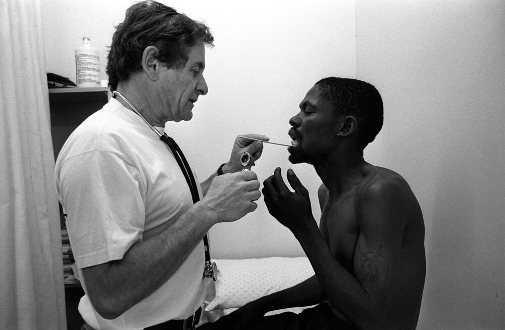 Khayelitsha, October 2003. Dr Eric Goemaere treats 32-year-old Xolani Lantu at MSF’s HIV clinic.