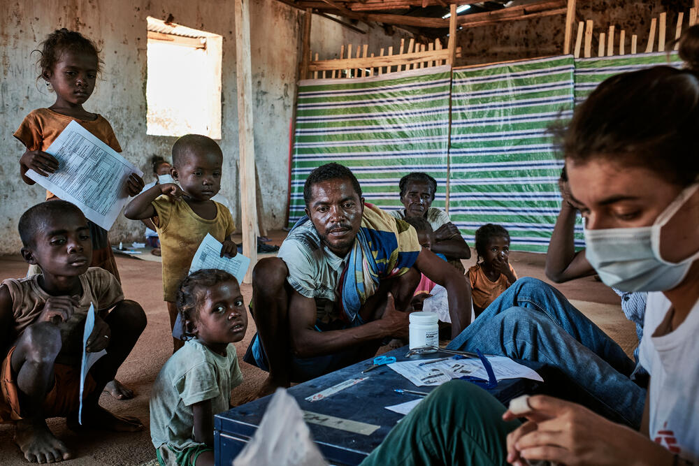 Maraignavy and his children walked for five hours to reach the MSF mobile clinic in Ranobe. They will return home with bags full of Plumpy’Nut emergency rations.
