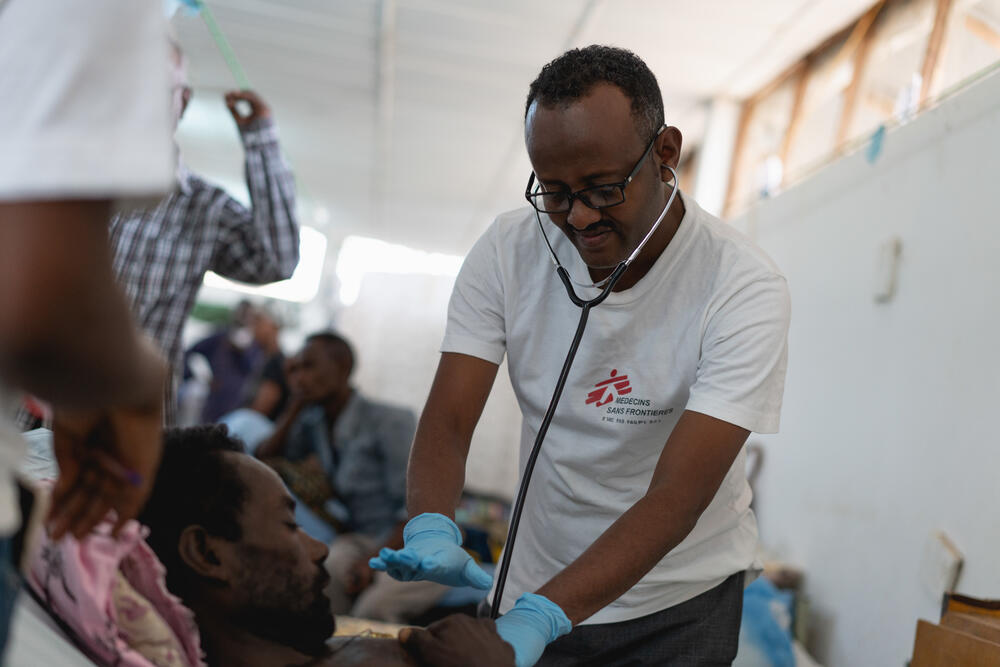 MSF clinical officer Dagnew Mersha checks on a snakebite patient in Abdurafi, Ethiopia