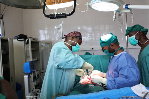 In the operating theatre of Popokabaka General Referral Hospital, MSF surgeon Johnny Kasangati and his team perform surgery on a patient with a perforated bowel due to typhoid fever.

From mid-July to mid-September, MSF emergency teams responded a typhoid outbreak in Popokabaka health zone, supporting treatment at the general hospital and in seven health centres, providing them with clean water, setting up sensitization activities and reinforcing epidemiological surveillance.

In total, 2,180 patients were treated for typhoid fever and 20 surgical operations linked to complications of the disease were performed with MSF’s support. In addition to treating typhoid fever, the MSF team also operated on 11 people for surgical emergencies and treated more than 3,500 patients suffering from simple and severe malaria.