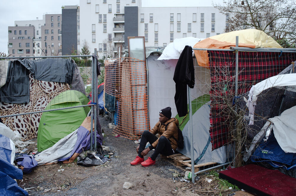 Yannick revisits the camp for displaced people at Porte d'Aubervilliers in Paris