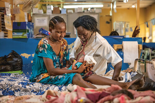 Nurse Regina Abuk Thor examines two days old Amel Akoi Garang. The mother Catherina Peter Eduat holdes the baby in her arms.
MSF runs the maternity unit in Aweil State Hospital in Northern Bahr el Ghazal, South Sudan.