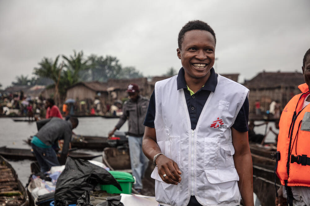 In Limpoko, near Bangabola town, MSF logistician Alexis supervises the loading of canoes with materials needed for the vaccination campaign in Lisombo, 65 km away and only accessible by river. This will be a seven-hour boat trip with motorised canoes, and 14-hour trip by rowing canoe.