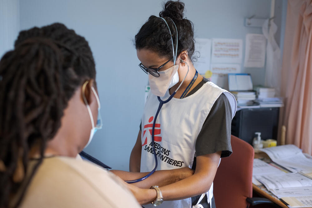 MSF doctor Kirsten Arendse performs a check-up on a patient before they are switched to a better-stocked HIV treatment 