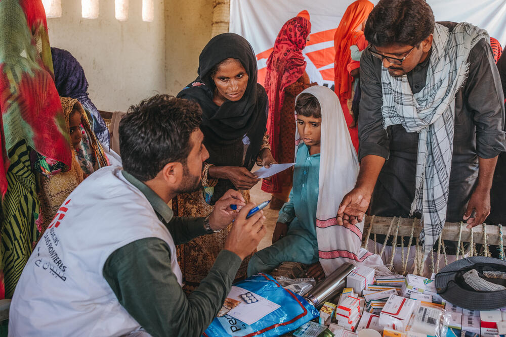 An MSF nurse talking patients through their medication at a mobile clinic in Sindh, Pakistan