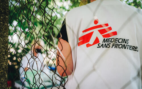 An MSF medic speaking to a patient near a border crossing in Serbia, July 2022
