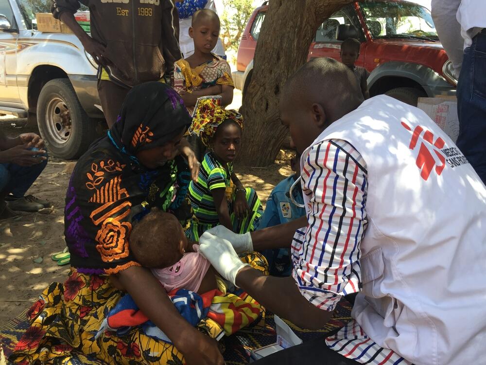 An MSF staff member treats a child in Ogossagou, Mali